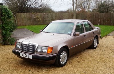 Lot 201 - 1993 Mercedes-Benz 220E Saloon