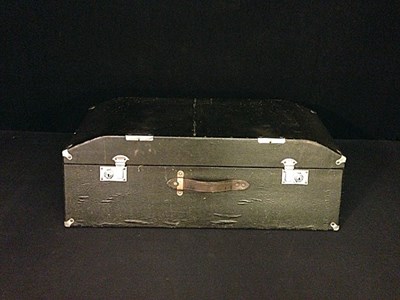 Lot 010 - Travelling trunk