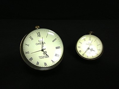 Lot 101 - Glass desk clocks