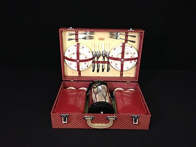 Lot 100 - Sirram 1960s picnic set