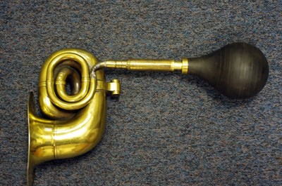 Lot 025 - Brass coiled drop type bulb horn