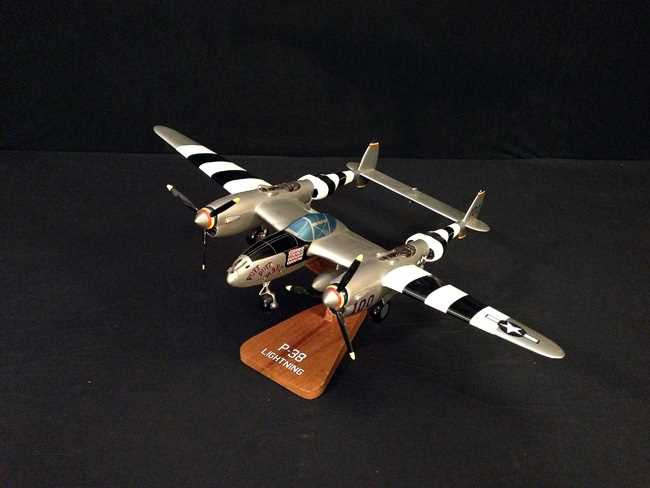 Click for high resolution Lot 136 - P-38 Lightning Model