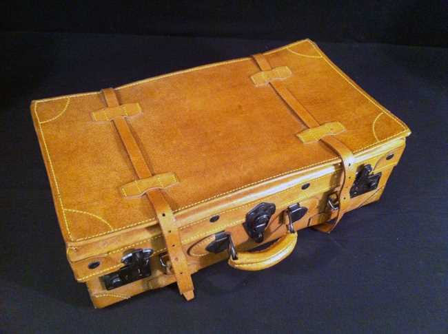 Click for high resolution Lot 33 - Suitcase