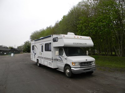 Lot 304 - 1999 Ford E-450 Motorhome