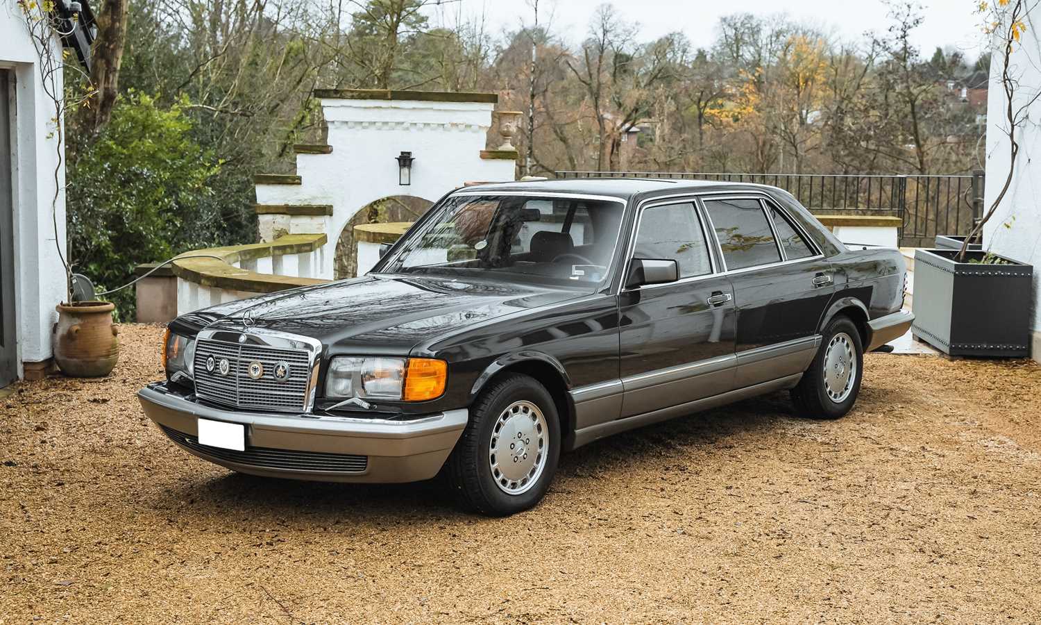 Lot 1988 Mercedes-Benz 420 SEL