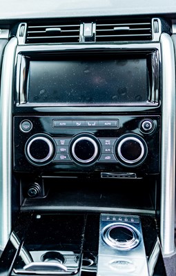 Lot 2018 Land Rover Discovery Luxury HSE SD4