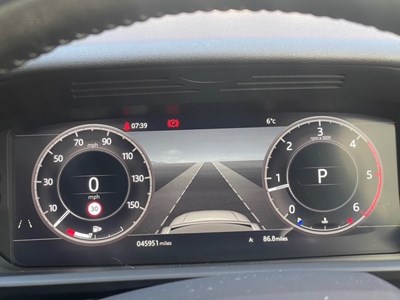 Lot 2018 Land Rover Discovery Luxury HSE SD4