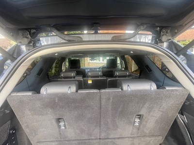 Lot 2018 Land Rover Discovery Luxury HSE SD4