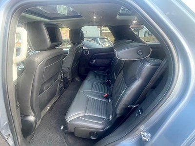 Lot 2018 Land Rover Discovery Luxury HSE SD4