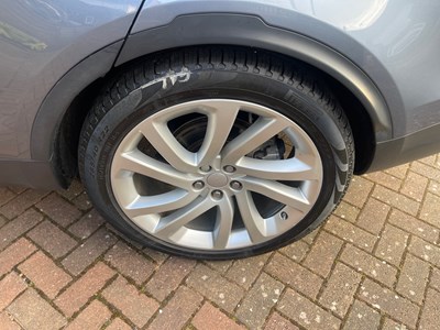 Lot 2018 Land Rover Discovery Luxury HSE SD4
