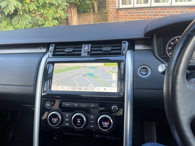 Lot 2018 Land Rover Discovery Luxury HSE SD4