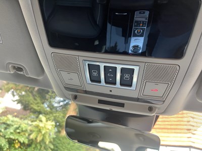 Lot 2018 Land Rover Discovery Luxury HSE SD4