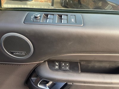 Lot 2018 Land Rover Discovery Luxury HSE SD4