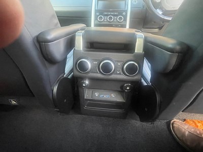 Lot 2018 Land Rover Discovery Luxury HSE SD4