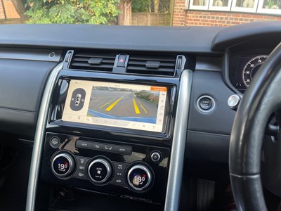 Lot 2018 Land Rover Discovery Luxury HSE SD4