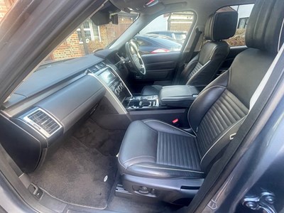 Lot 2018 Land Rover Discovery Luxury HSE SD4