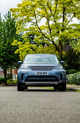 Lot 2018 Land Rover Discovery Luxury HSE SD4