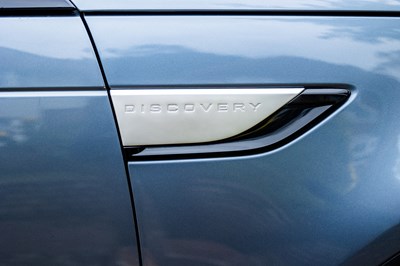 Lot 2018 Land Rover Discovery Luxury HSE SD4
