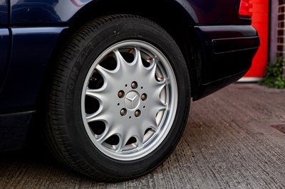 Lot 1996 Mercedes-Benz SL320