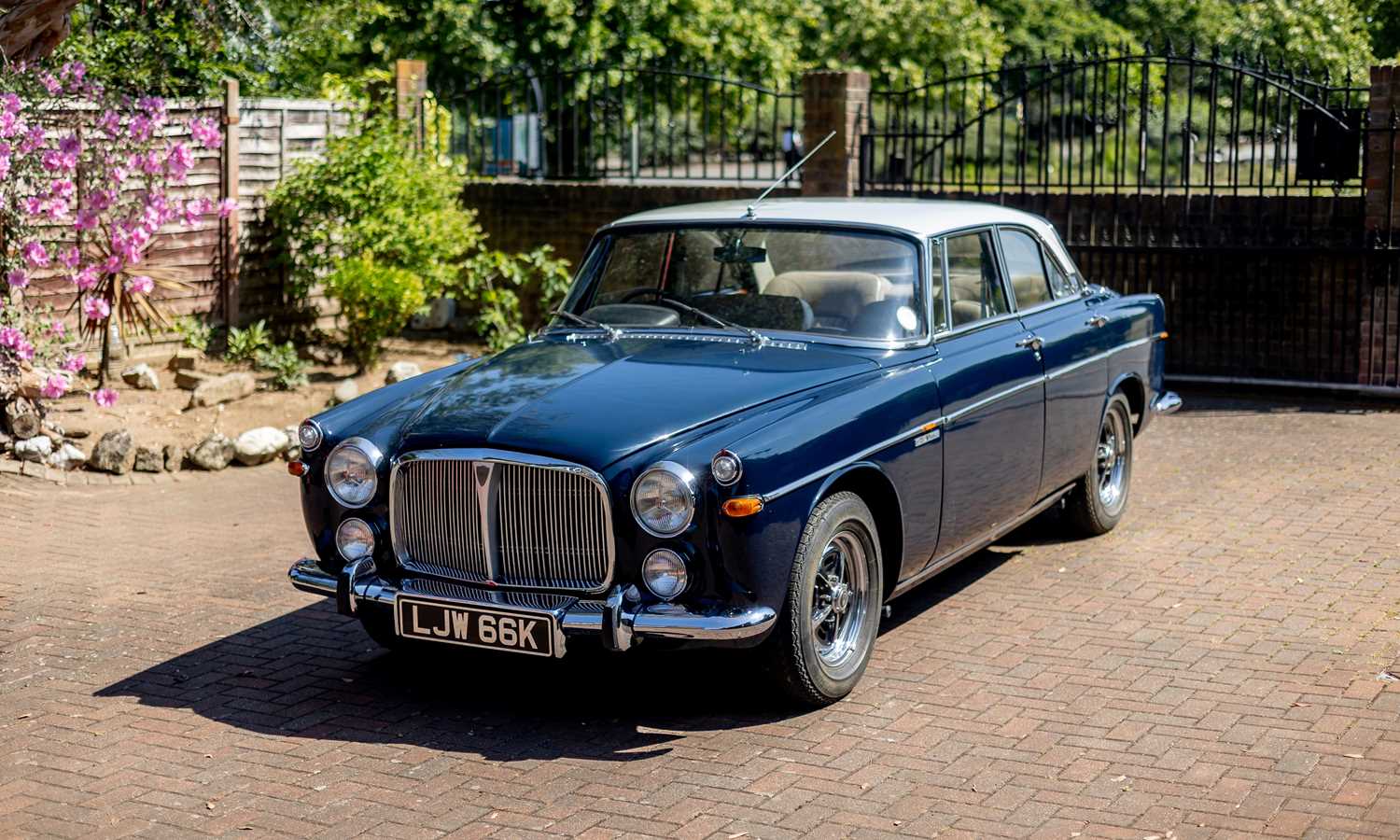 Lot 1972 Rover P5B Coupé