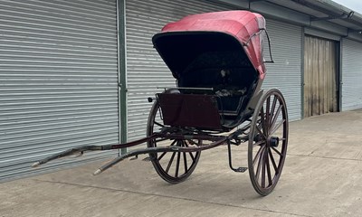 Lot 191 - Hooded Gig Horse Carriage