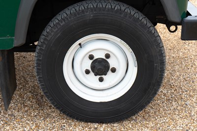 Lot 261 - 2006 Land Rover Defender TD5 90 Pick-up