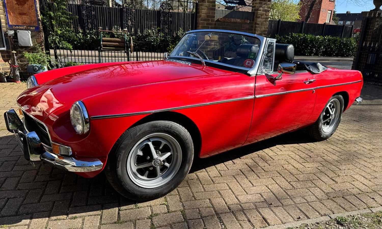 Lot 261 - 1971 MGB Roadster