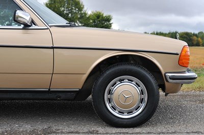 Lot 197 - 1985 Mercedes-Benz 230 CE
