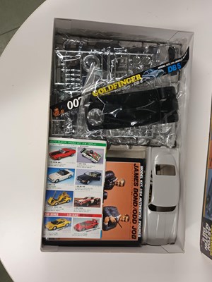 Lot James Bond Aston Martin Kits