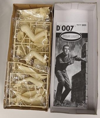 Lot James Bond and Odd Job