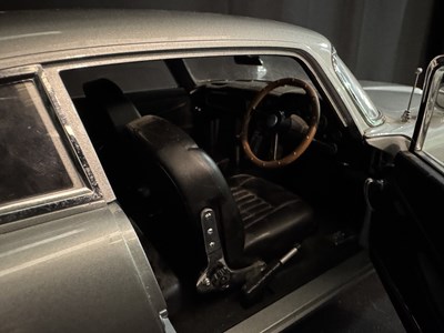 Lot James Bond Aston Martin DB5 1/8 Scale