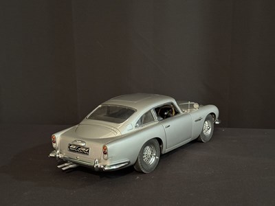 Lot James Bond Aston Martin DB5 1/8 Scale