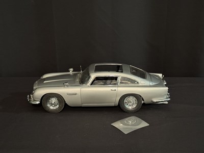 Lot James Bond Aston Martin DB5 1/8 Scale