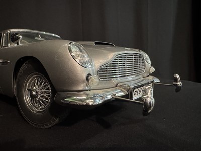 Lot James Bond Aston Martin DB5 1/8 Scale