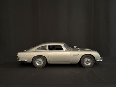 Lot James Bond Aston Martin DB5 1/8 Scale