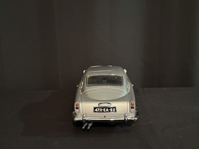Lot James Bond Aston Martin DB5 1/8 Scale