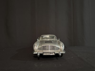 Lot James Bond Aston Martin DB5 1/8 Scale