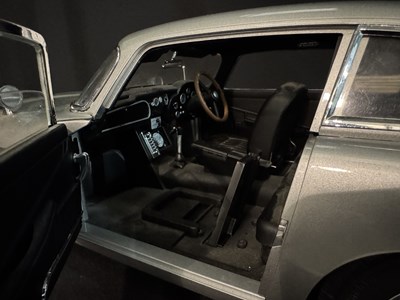 Lot James Bond Aston Martin DB5 1/8 Scale