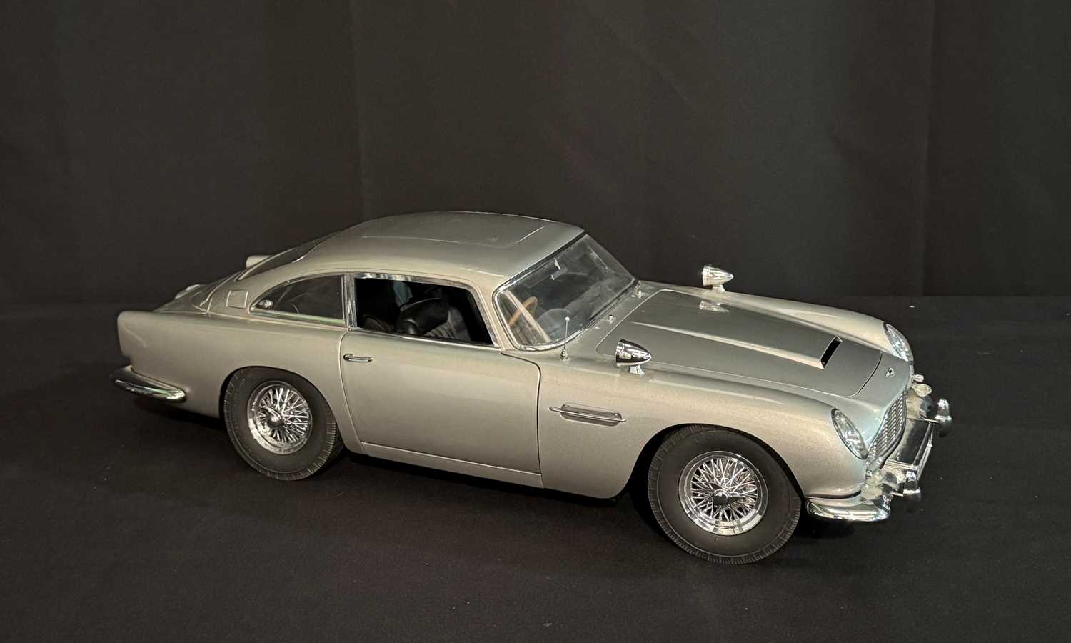 Lot James Bond Aston Martin DB5 1/8 Scale