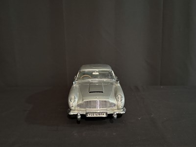 Lot James Bond Aston Martin DB5 1/8 Scale