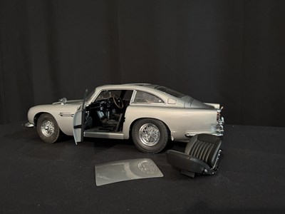 Lot James Bond Aston Martin DB5 1/8 Scale
