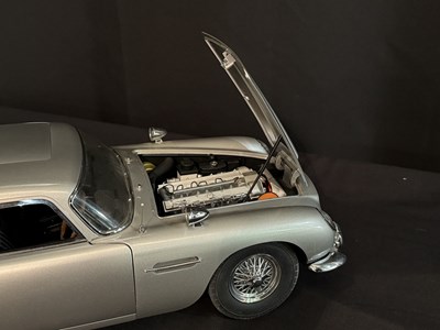 Lot James Bond Aston Martin DB5 1/8 Scale