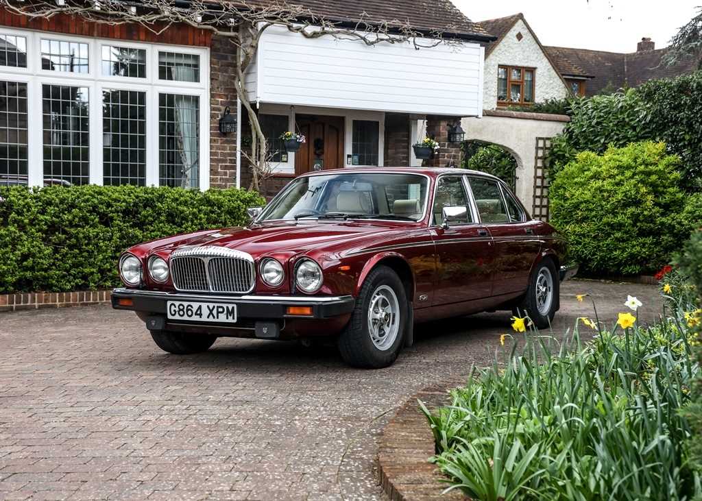 Lot 104 - 1990 Daimler Double-Six Series III (5.3 Litre)