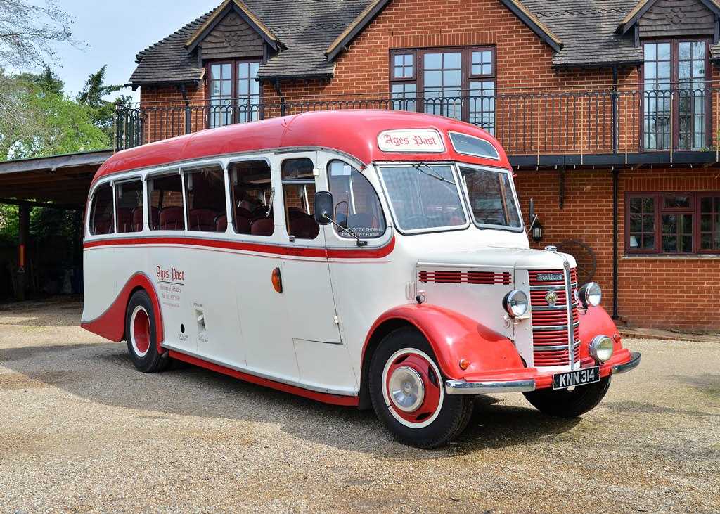 Lot 221 - 1949 Bedford OB Straight Liner Bus/Coach by Duple