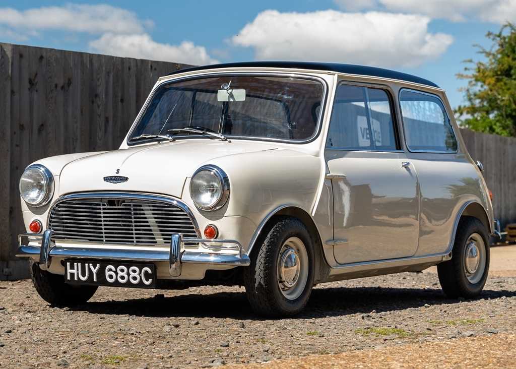 Miniature AUSTIN Mini Cooper S 1965 Bleu clair avec toit blanc WHITEBOX Miniature AUSTIN Mini Cooper S 1965 Bleu clair avec toit blanc WHITEBOX