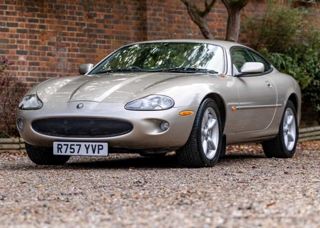 Click for high resolution Lot 104 - 1998 Jaguar XK8