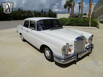 Lot 113 - 1965 Mercedes-Benz 220 S