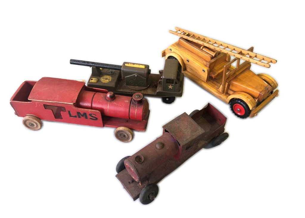 Lot 98 - A selection of two tin trains