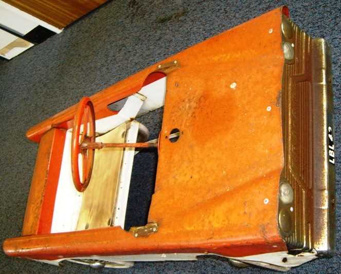 Click for high resolution Lot 99 - Triang pedal car