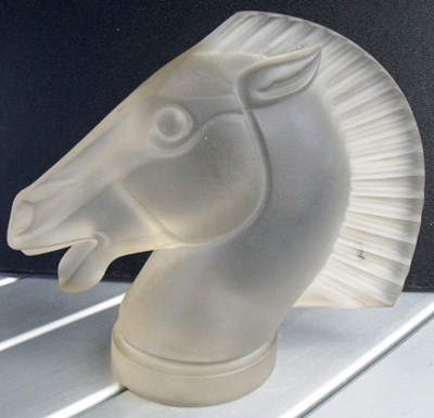 Lot 128 - A glass horse’s head mascot